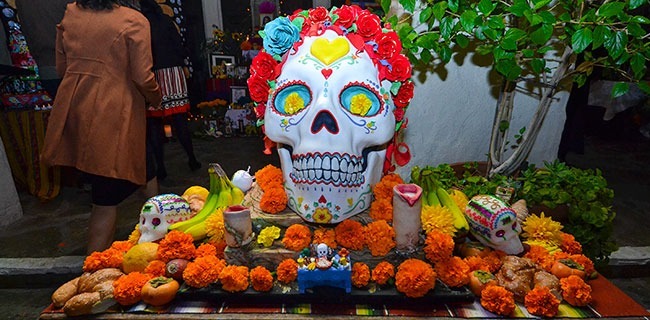  An altar placed in the courtyard of the Pasadena Playhouse during the Dia de los Muertos Celebration on October, 24 2014. (Tiffany Yip/Courier)